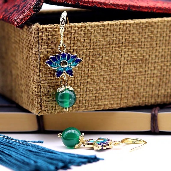 Beautiful Imperial Palace styled Elegant Dropped Earrings - Picture 3 of 5